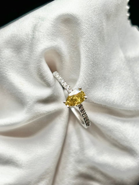 Pierścionek z żółtym diamentem 0,62ct i brylantami 0,12ct